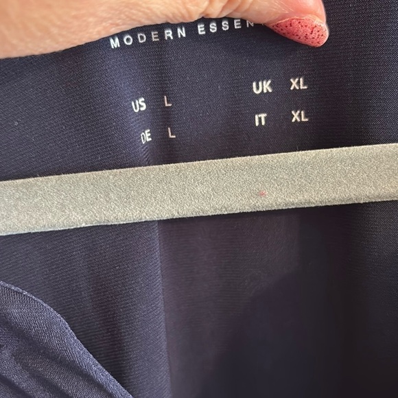 LIKE NEW Susan Graver Liquid Knit short sleeve split neck top Navy L - Picture 3 of 6